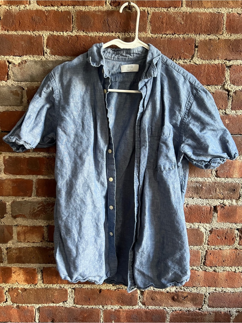 Uniqlo Linen Cotton Light Blue Short-Sleeve Chambray Button-Down Shirt